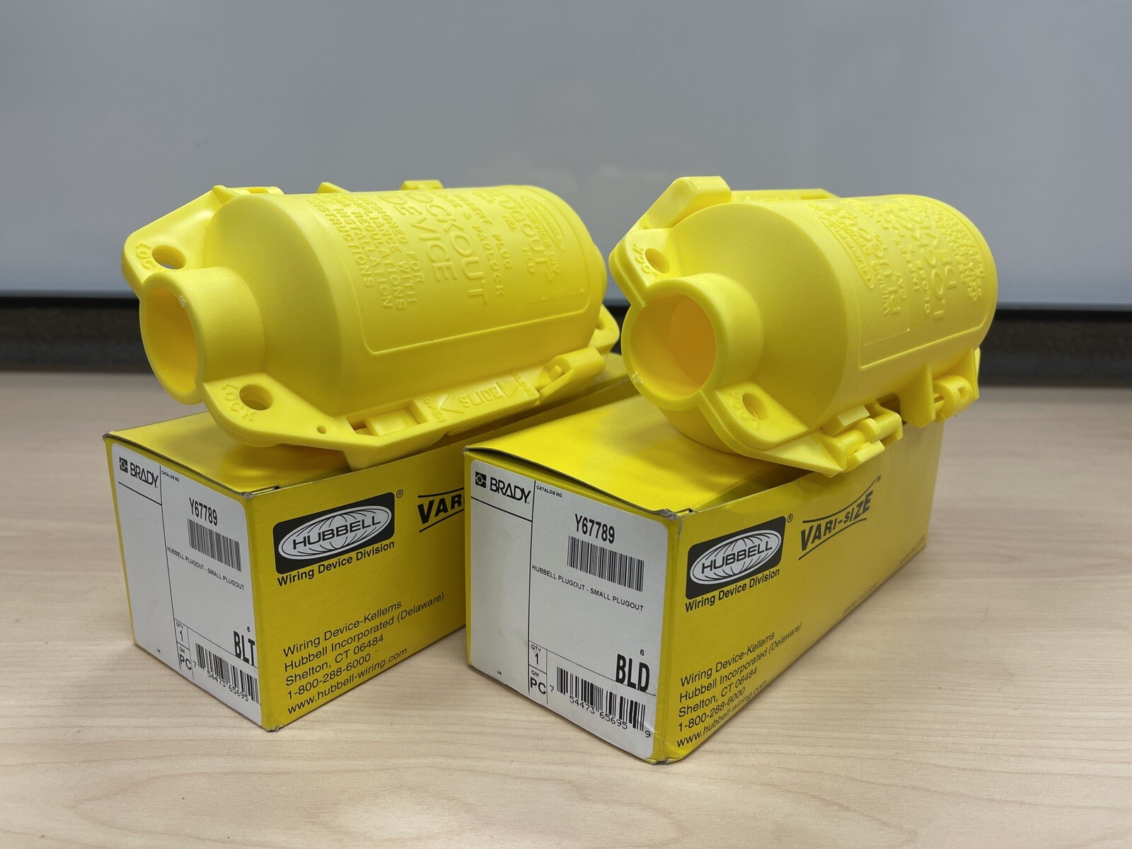 HUBBELL BRADY Y67789 LOCKOUT DEVICE, HIGH VISIBILITY PLUGOUT, OSHA, LOT ...