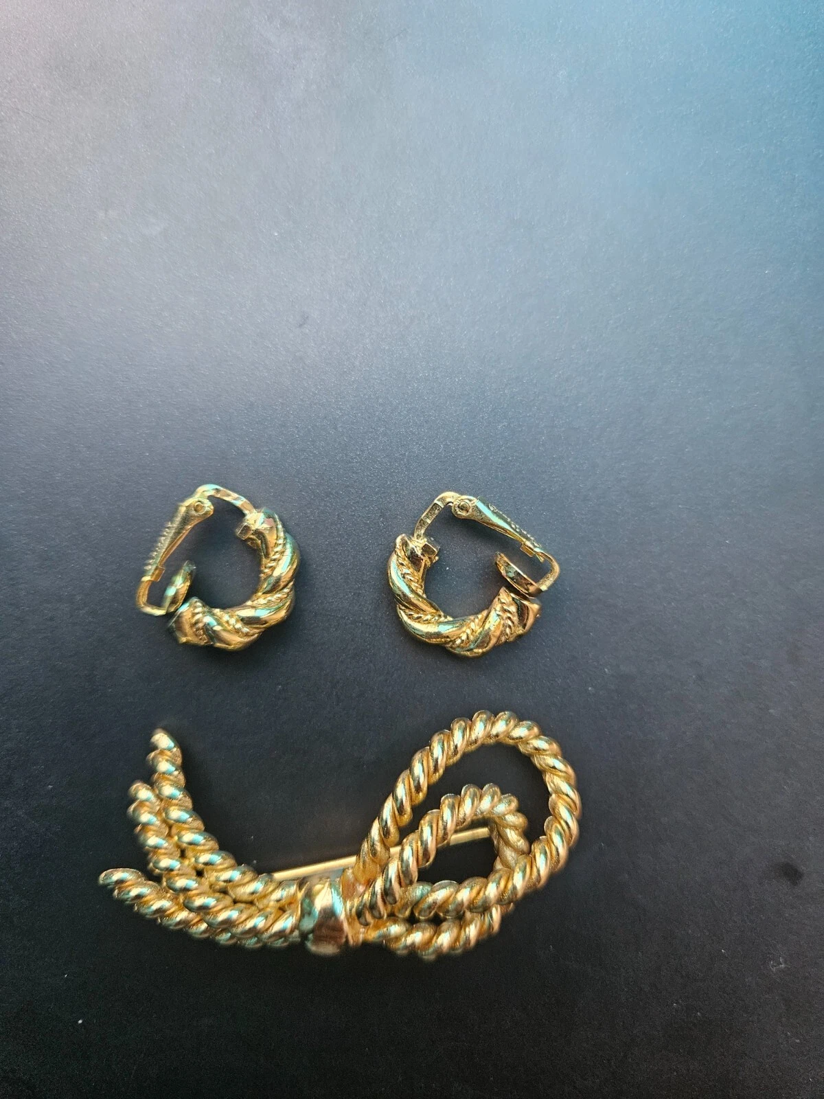 Lot boucles d'oreilles clips vintage Christian Dior et broche ruban corde Grossé   Signé