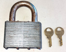 Vintage large padlock + 2 keys: "Master" made in Taiwan, 64mm
