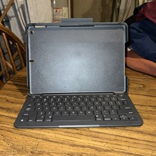 Logitech Slim Keyboard Folio Case for Apple iPad 7th / 8th / 9th Gen - Graphite