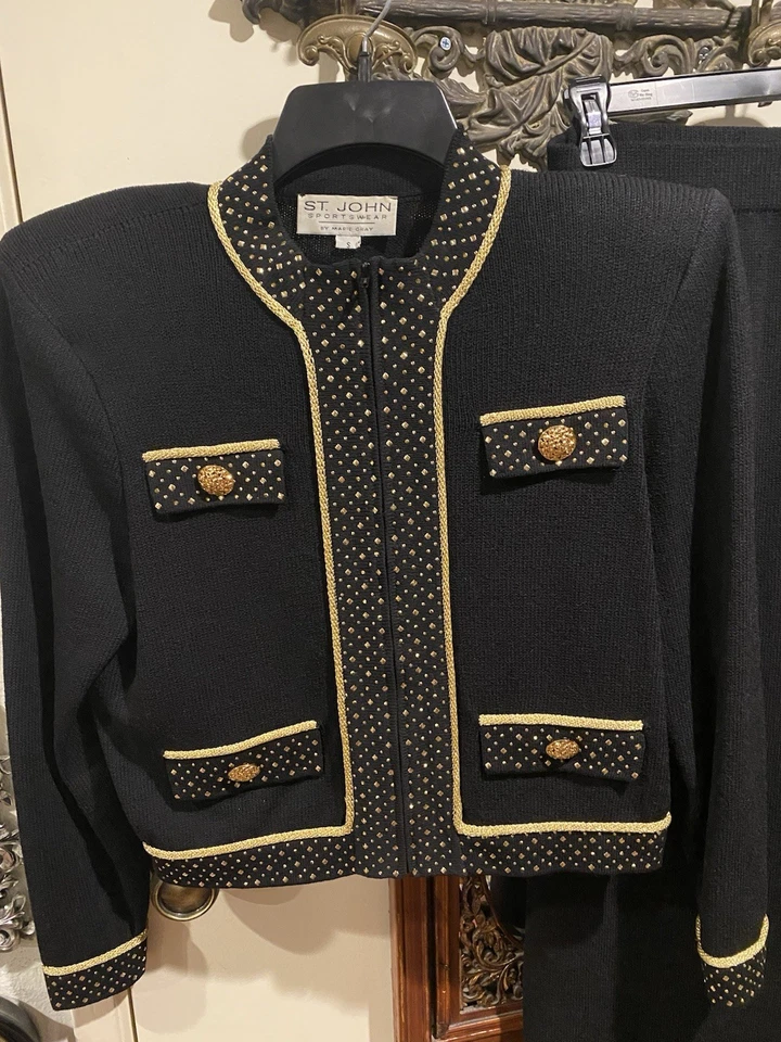 Traje Falda de Noche St John Negro Tachonado Con Botones Dorados Foto 4 de 4