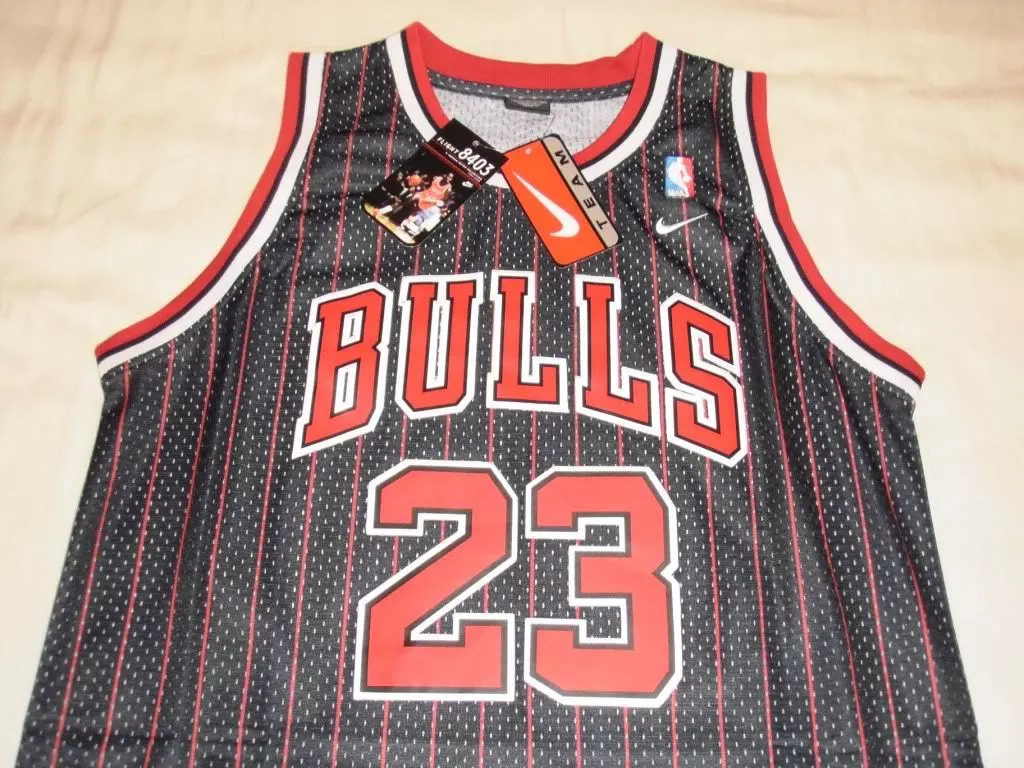 Chicago Bulls 23 Michael Jordan basketball black pinstripe jersey NBA  vintage M