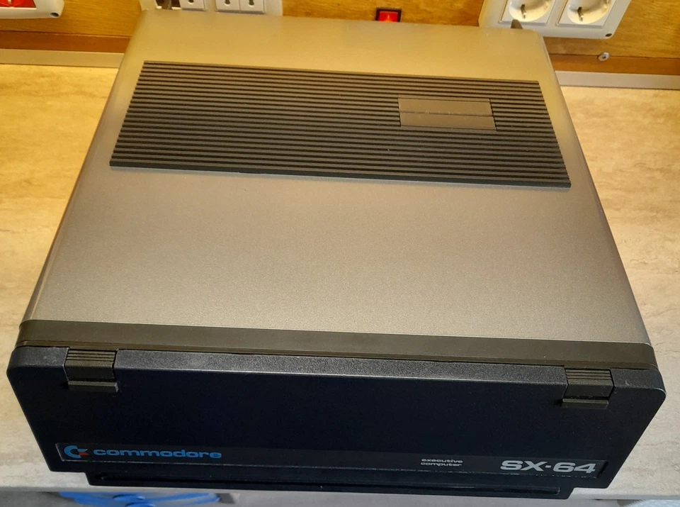 Computer Vintage Commodore 64 SX - Immagine 3 di 4
