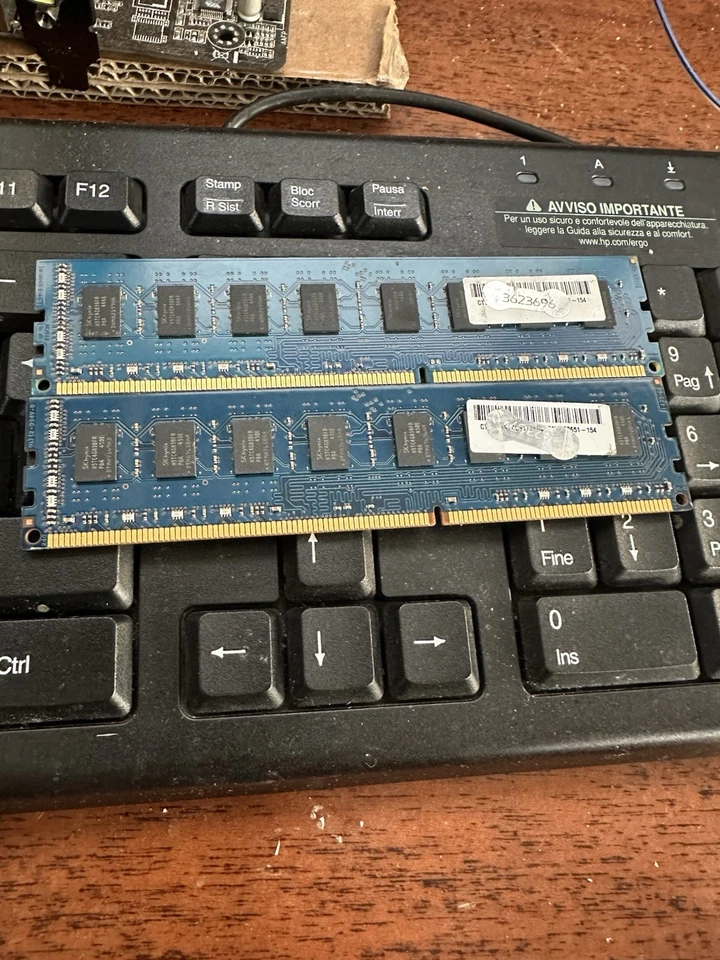 SK HYNIX HMT41GU6BFR8A-PB - 16 GB (2X8 GB) - PC3L-12800U - DDR3 RAM - Immagine 3 di 4