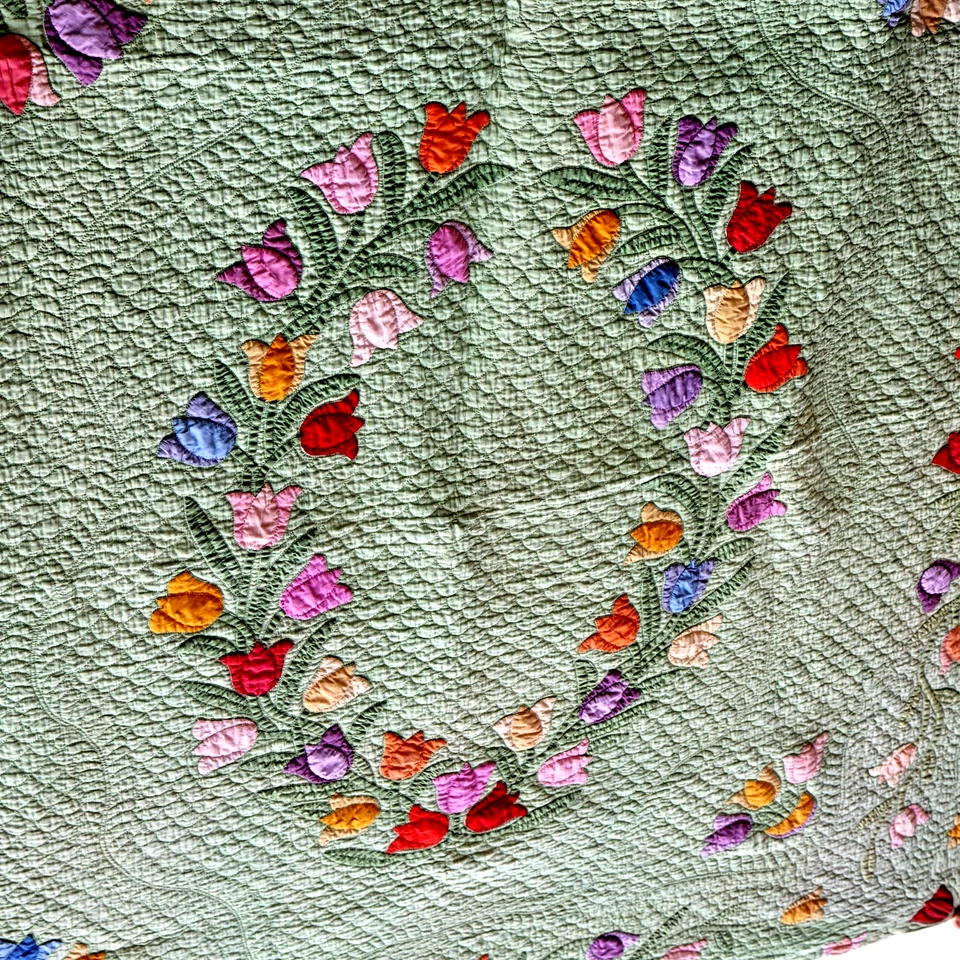 Signed Vtg 40s Tulip applique dense hand stitched Quilt 80x72 green pink cottage - Image 2 of 4
