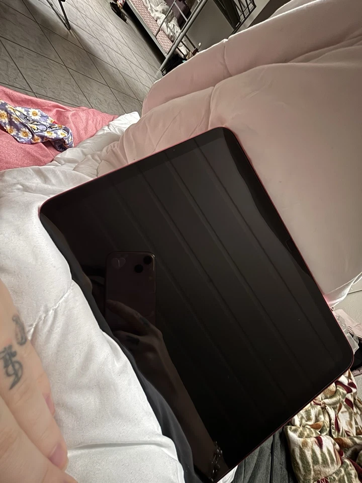 ipad a16 256gb 2025. (no box) Condition Perfect, Added Screen Protector PINK - Image 4 of 4