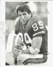 1989 Press Photo New York Giants Football Player Mark Bavaro Sits on Bench