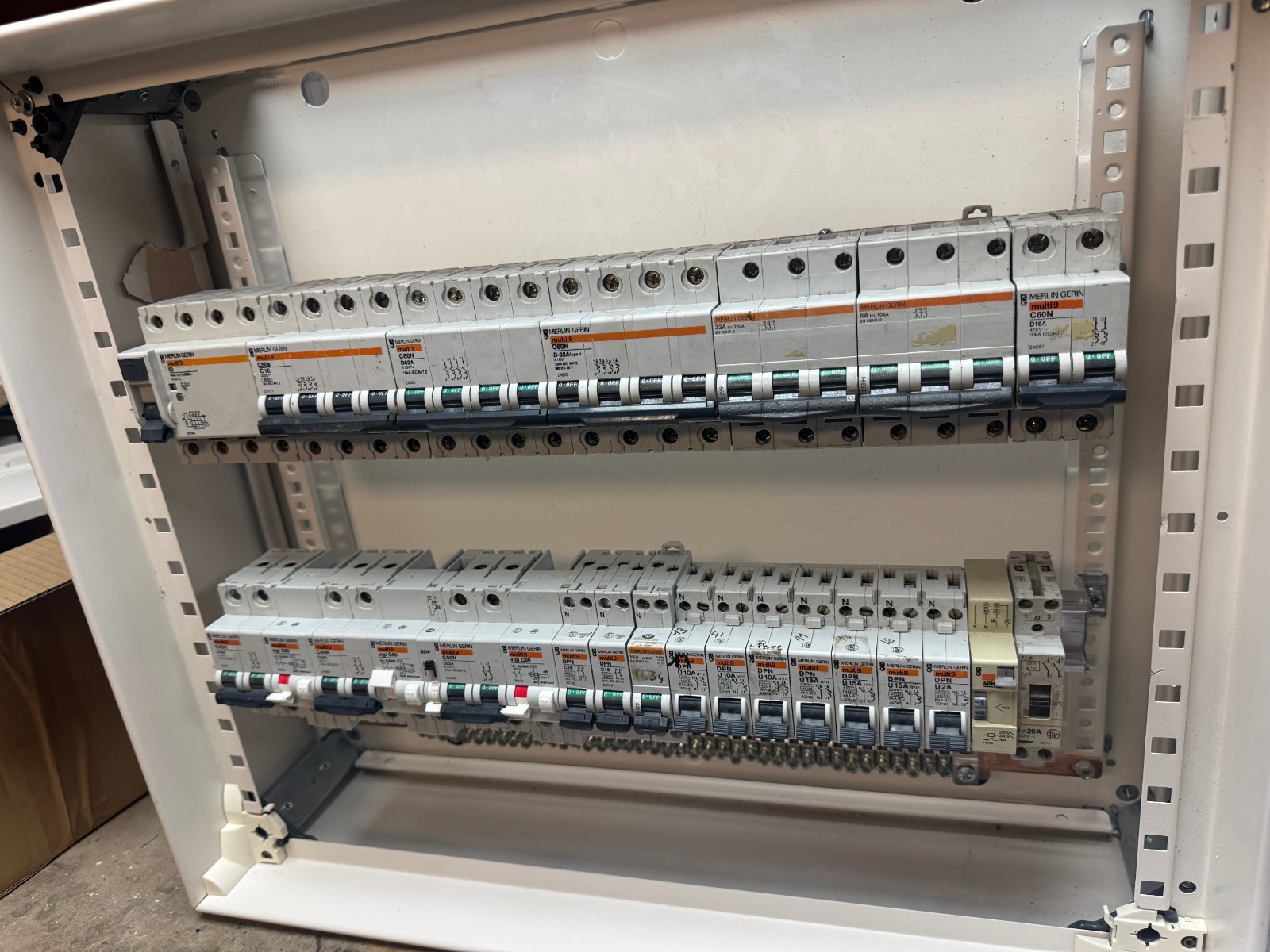 Tableau électrique triphasé Schneider boîtier étanche IP65 230V 380V - 4