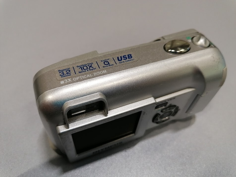 Olympus CAMEDIA D560 Zoom 3.2MP Digital Camera Silver Not Working For