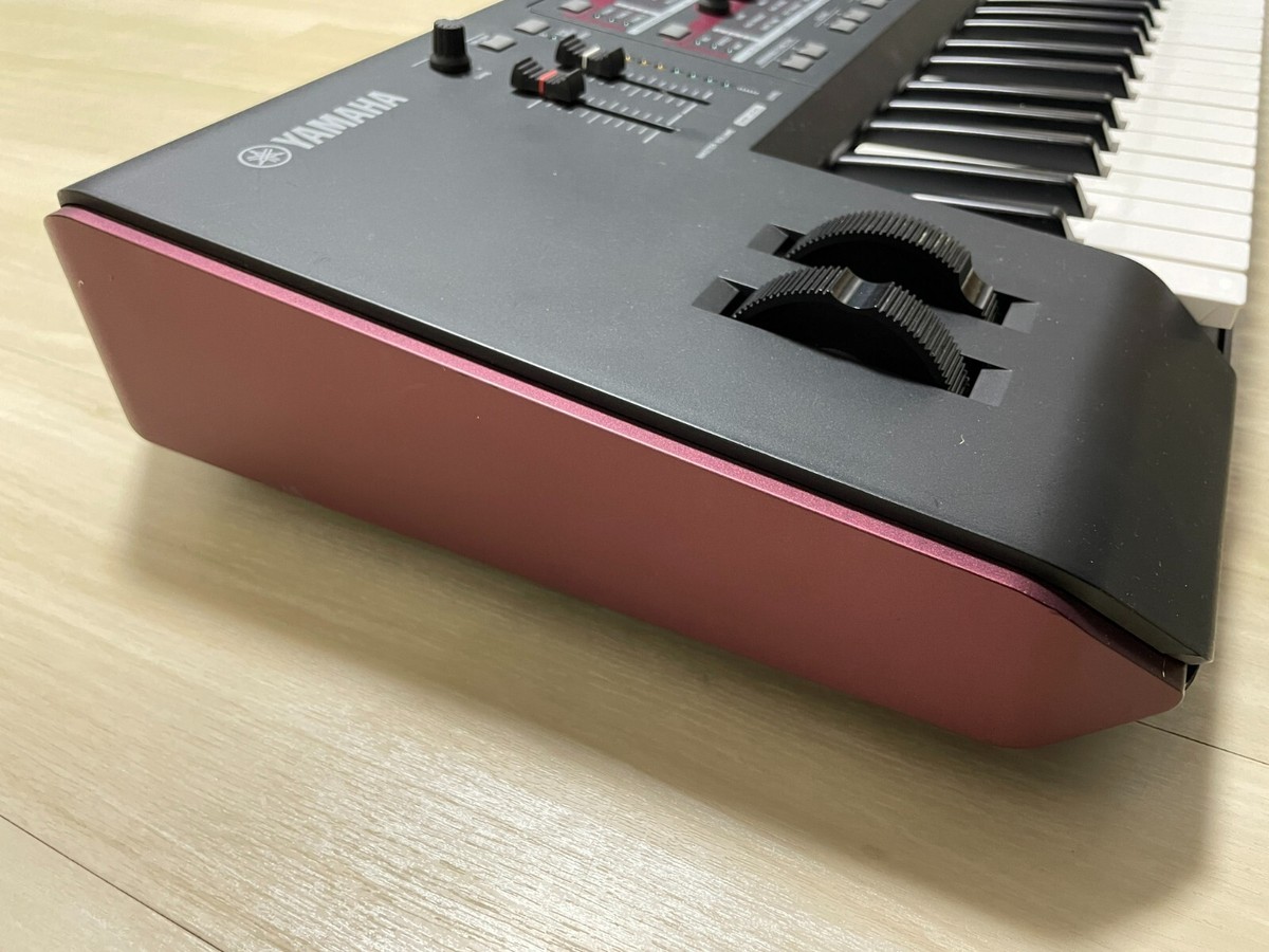 Yamaha MOXF6 61-Key Keyboard Synthesizer with Soft Case and Yamaha MOXF6 61-Key Keyboard Synthesizer with Soft Case and