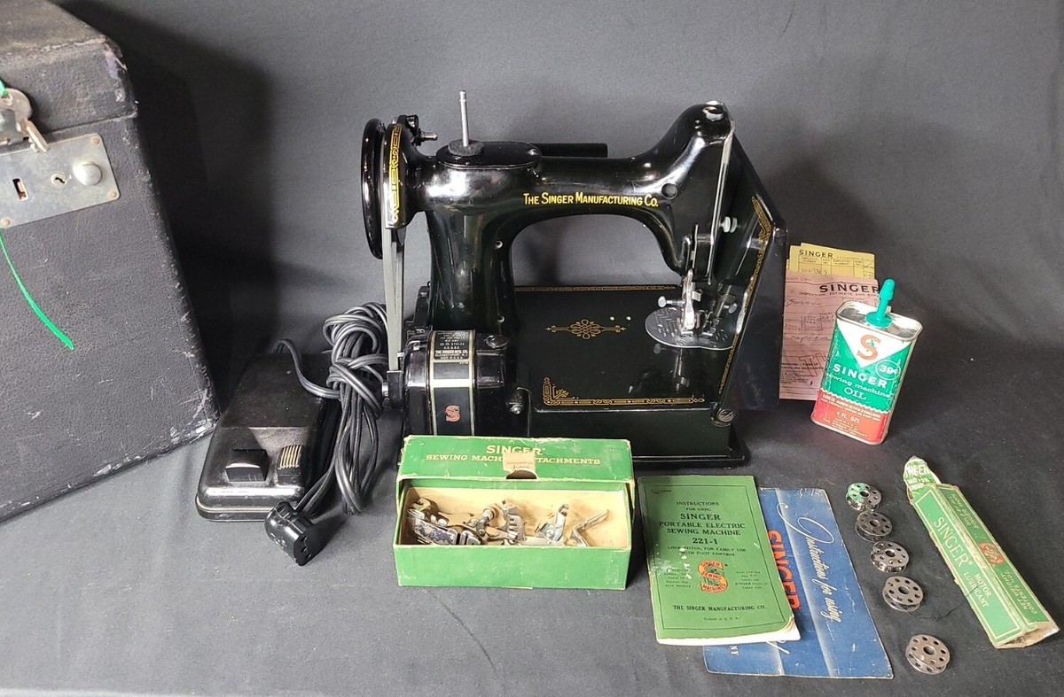SINGER FEATHERWEIGHT PORTABLE SEWING MACHINE 221-1 Immaculate 
