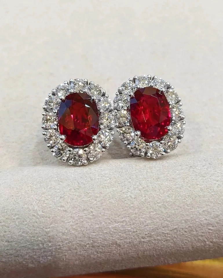 Precioso pendiente de oro blanco sólido de 14 k de rubí natural y diamante de corte ovalado de 6,48 quilates Foto 2 de 3