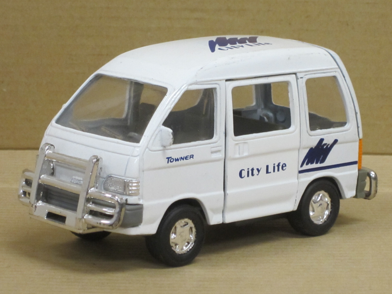 Asia Towner Minibus in weiß "City Life" Sseca Toy ohne Box 1:32 Pullback 