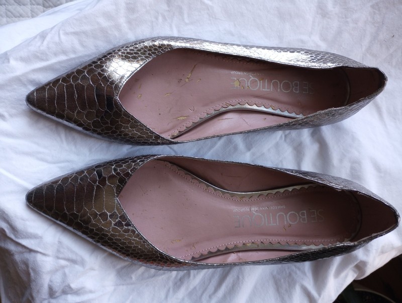 Pointy faux snakeskin platinum-colored flats size 8.5 medium/man-made materials