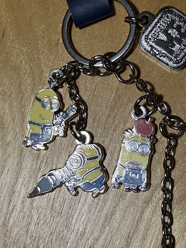 Universal Studios Despicable Me MINIONS Metal Charm Keychain UNUSED in Package - Picture 6 of 9