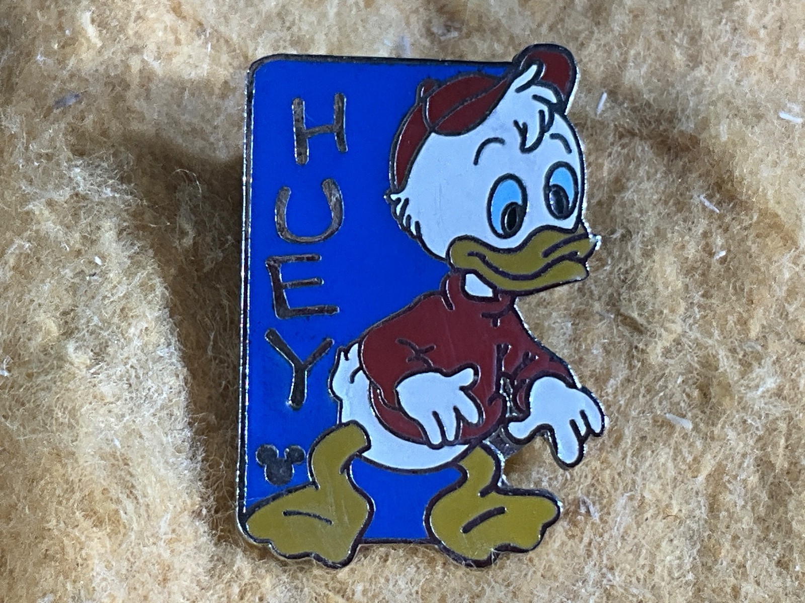 C13-46 DISNEY PIN - HUEY DUCK / HIDDEN MICKEY #1 of 3 - 2006 - NEW