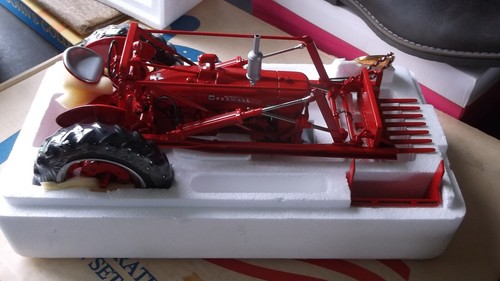 Ertl Precision Series McCormick Farmall MD With Front Loader 1/16 Scale # 4599 - Picture 4 of 5
