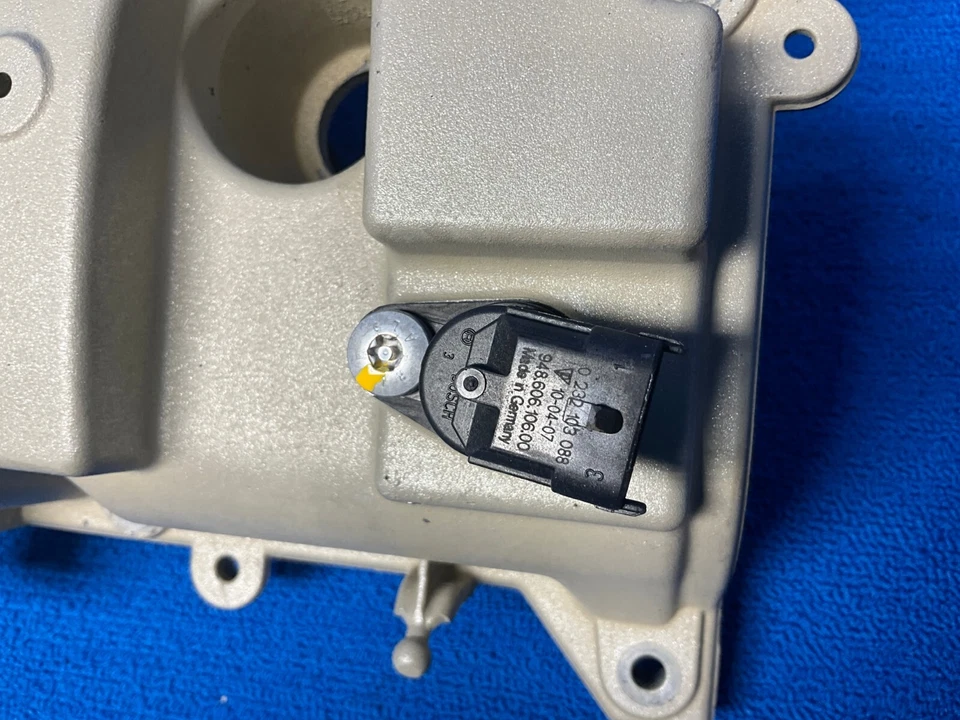 Cubierta de válvula del motor lateral derecho Porsche Panamera V6 3.6 2011-2016 OEM Foto 4 de 4