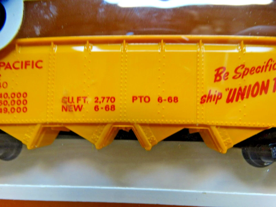 TYCO HO Scale 40' Union Pacific U.P. 62040 Hobby Model Railroad Quad Hopper - Image 3 of 4