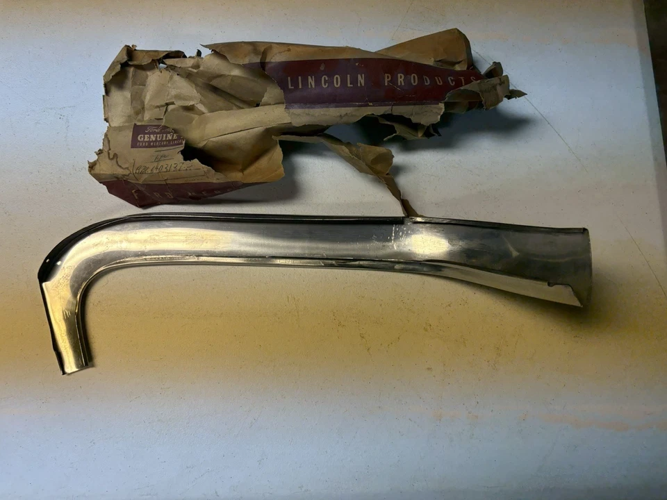 Ford Fairlane Custom 300 LH 1957 moldura de parabrisas B7A-6403137-A nuevo original Foto 2 de 4