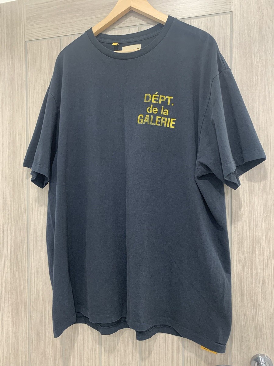 関税送料込み■GALLERY DEPT■Dept. Gym Logo Tシャツ GALLERY DEPARTMENT Men's Dept Gym Logo T-Shirt - Bergdorf