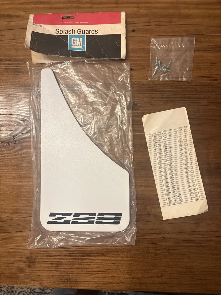 Protectores contra salpicaduras de guardabarros blancos para Chevy Camaro Z28 OEM GM #998566 IROC Z como nuevo 82-92 Foto 2 de 4
