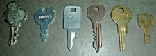 VINTAGE KEY LOT X 6 KEYS CORBIN ILLINOIS - AMERICAN TOURISTER - SAMSONITE MELE