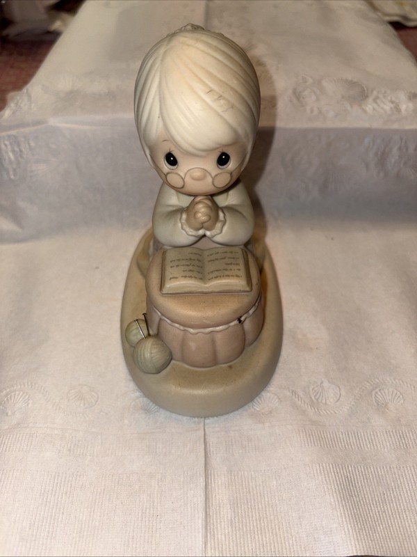Vintage Precious Moments Club  "Grandma' s Prayer"  1986 special edition