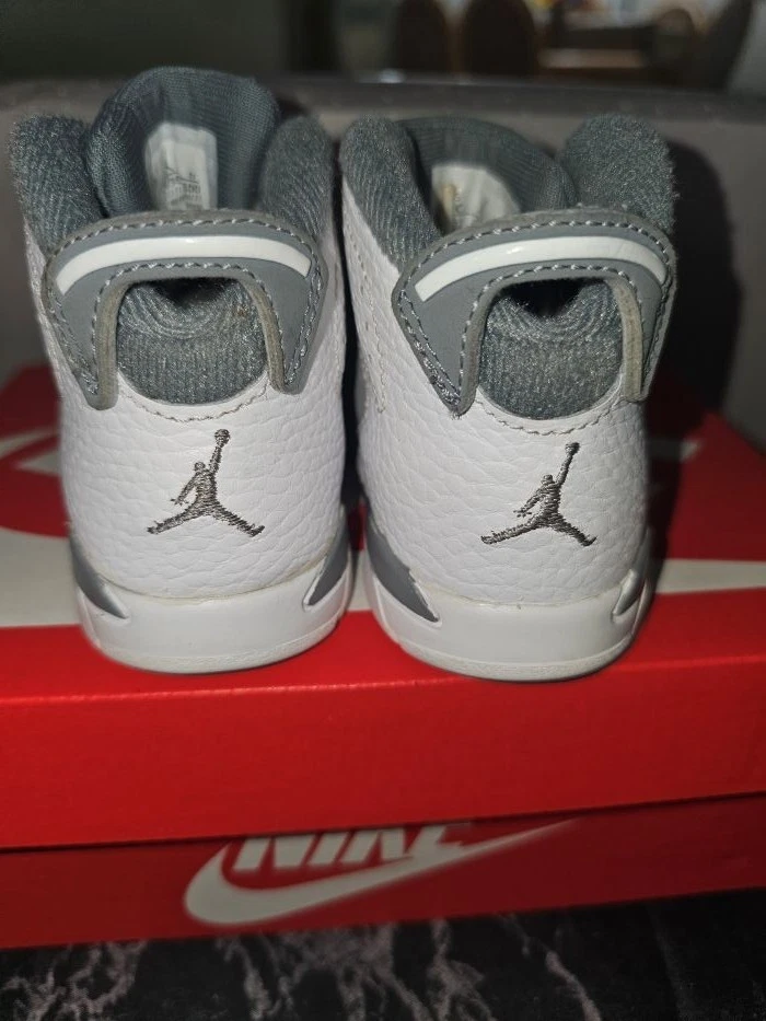 2 pares de zapatos retro Jordan para niños pequeños 6 talla 4c blanco/gris y negro/cromo/metálico Foto 3 de 4