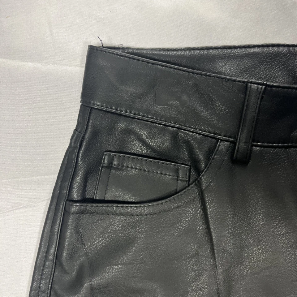 2 Pantalones de mujer H&M de imitación de cuero negros tiro alto pierna recta poliuretano tobillo Foto 2 de 4