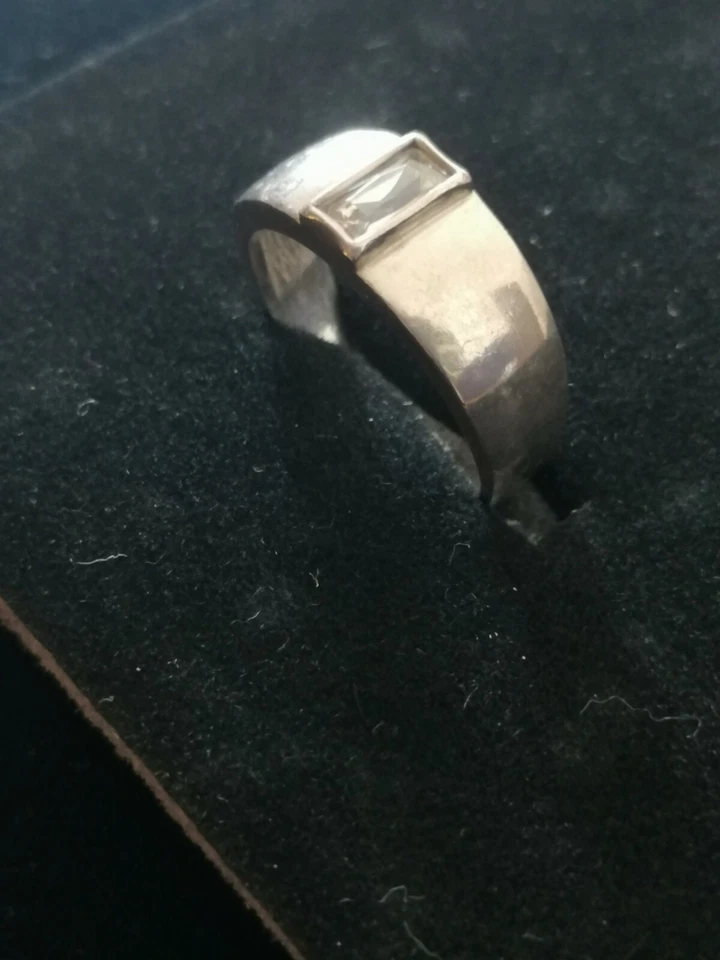 Anello da donna in argento con zircone centrale solitario - Immagine 2 di 4