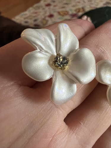 Flower Earrings Zara Acrylic Stud Stud Pearl White Silver Statement CZ - Picture 6 of 6