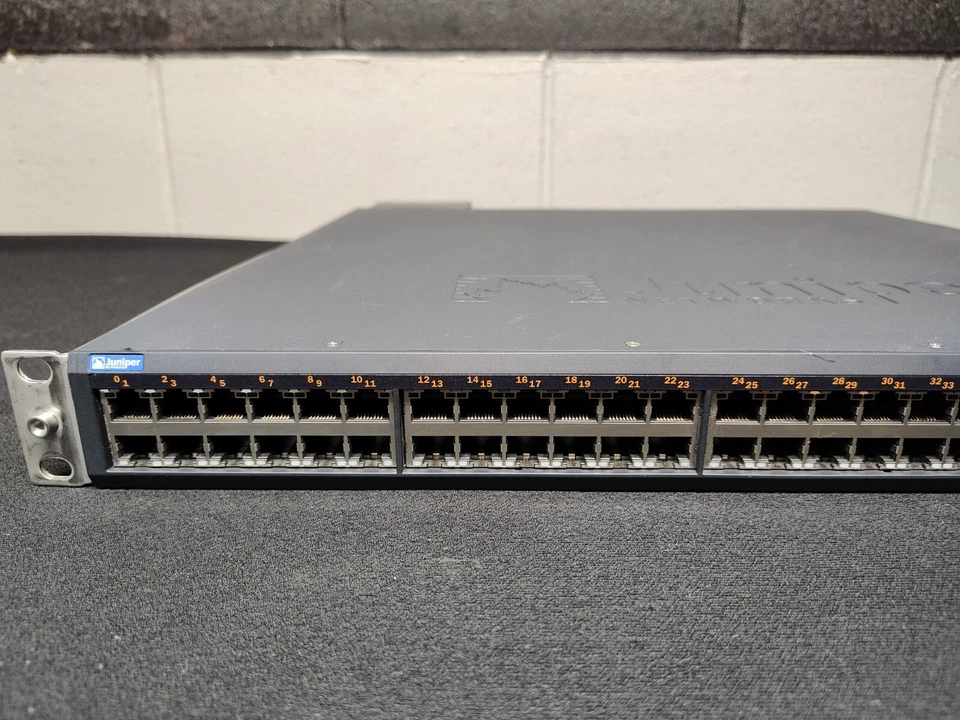Conmutador Ethernet PoE de 48 puertos Juniper Networks EX3200-48P Foto 3 de 4