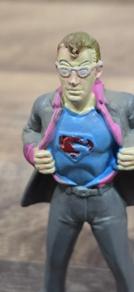 Figura de PVC de colección 1974 Chemtoy Clark Kent cambiándose a Superman de 4 pulgadas Foto 2 de 4