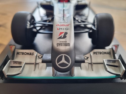 1:18 F1 MERCEDES MGP W01 (2010) "Michael Schumacher" - Bild 3 von 5