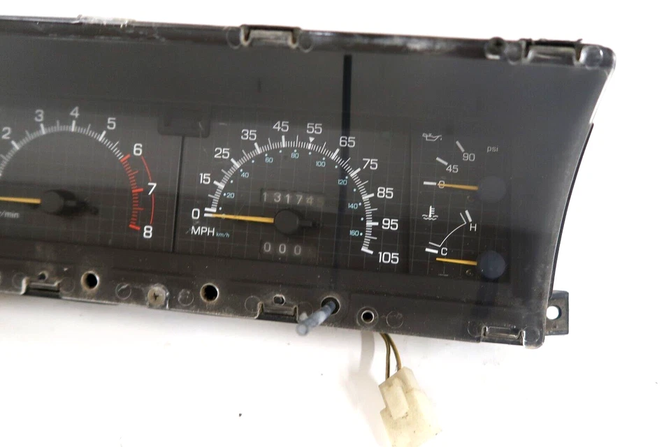 84 85 日产 Stanza Dash 速度表仪表组仪表 Tach 131K 英里 — 第 3/4 张图片