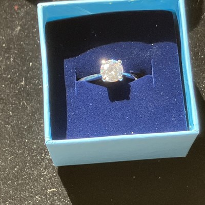 Avon 2005 Sparkling CZ Solitaire Ring in Giftbox - Silvertone - Medium