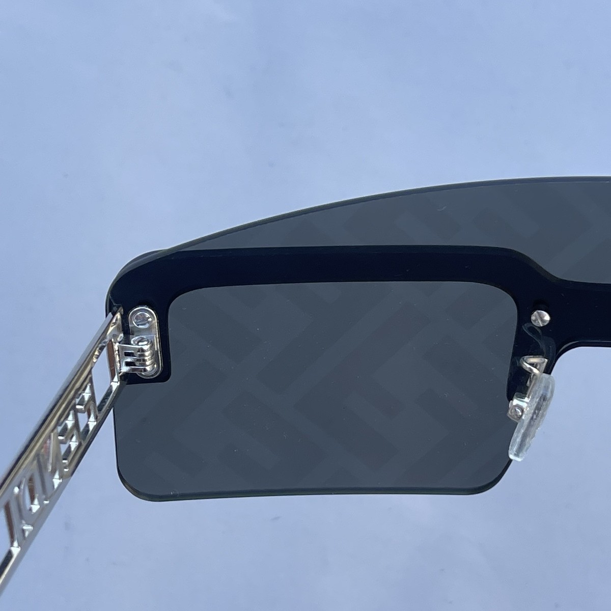 NEW FE40023U 16C FENDI WOMEN SHIELD SUNGLASSES Fendi FE40066U XL (99 - 199) with Grey lenses and Gold frame  main image 2