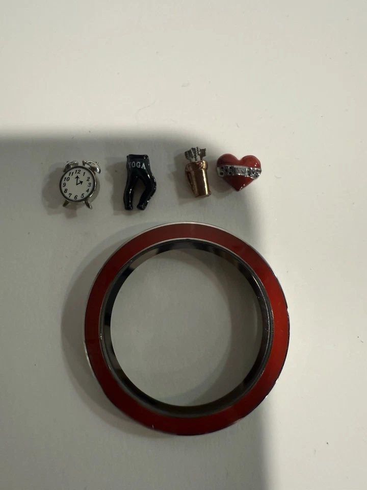 Medallón grande Origami Owl plateado torcido con cara de esmalte rojo y 4 dijes Foto 2 de 4