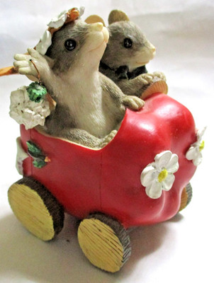 CHARMING TAILS GET AWAY CAR BRIDE & GROOM IN APPLE CAR MICE MOUSE FIGURINE