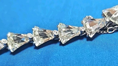 Beautiful Vintage Multi-Faceted Rhinestone Bracelet 7” w/Safety Chain 417J - Picture 3 of 4