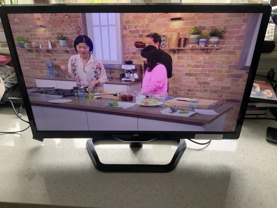 JVC LT-24C340  23.6” HD Ready LED TV/DVD Combo DVD Not Working + No Remote TV OK - Image 2 of 4