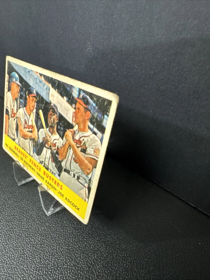 1958 Topps - Hank Aaron, Eddie Mathews, Joe Adcock #351 en muy buena condición Foto 4 de 4