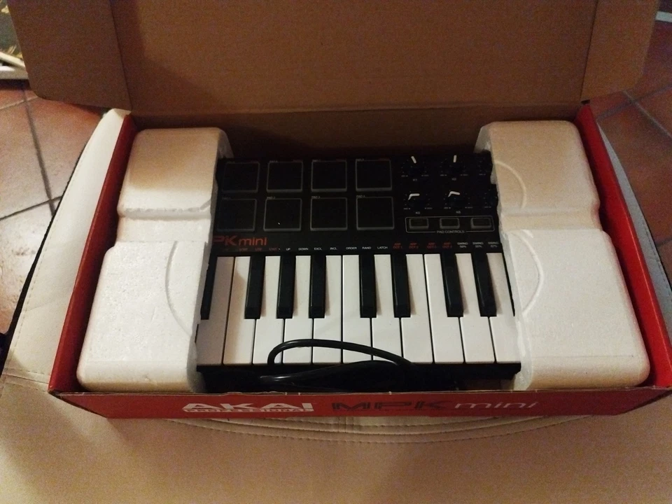 AKAI Professional MPK Mini MK3 - Tastiera MIDI Controller USB a 25 Note - Immagine 2 di 4