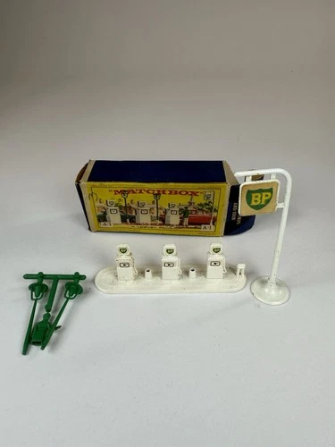 Lesney Matchbox Accessories A-1 Garage Pumps And Sign With Box
