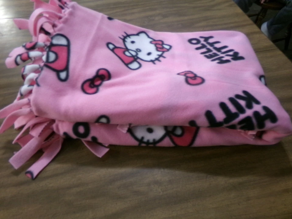 HANDMADE HELLO KITTYTHROW - Imagem 2 de 4