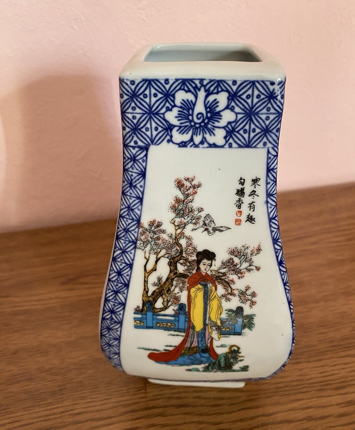 Porzellanvase eckig blau-weiß, asiatische Figuren, Stempelmarke, chinesisch