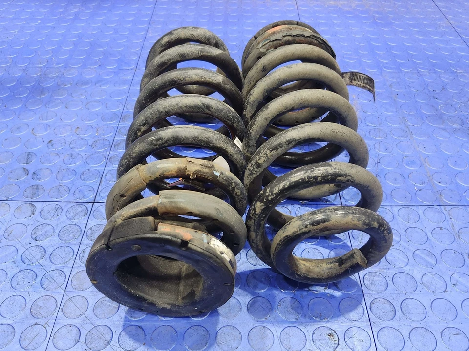 11-20 Jeep Grand Cherokee Rear Suspension Coil Springs Set of Two OEM 68204956AA - Image 4 of 4