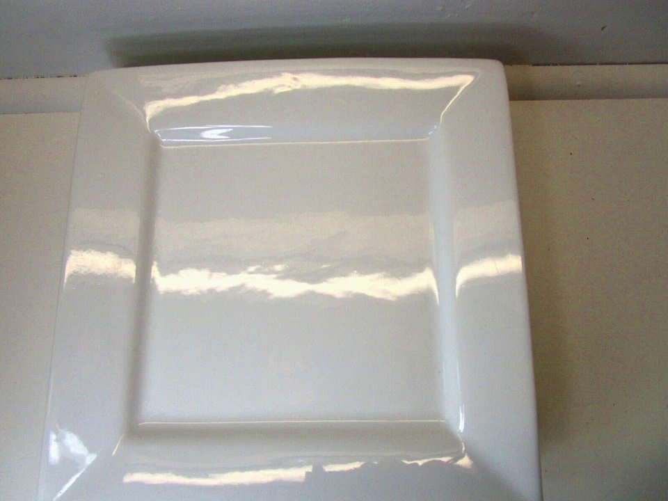 Комплект из 4 квадратных обеденных тарелок белый сверху и сзади от Indoor Outfitters 10,5 дюйма - Изображение 3 из 4