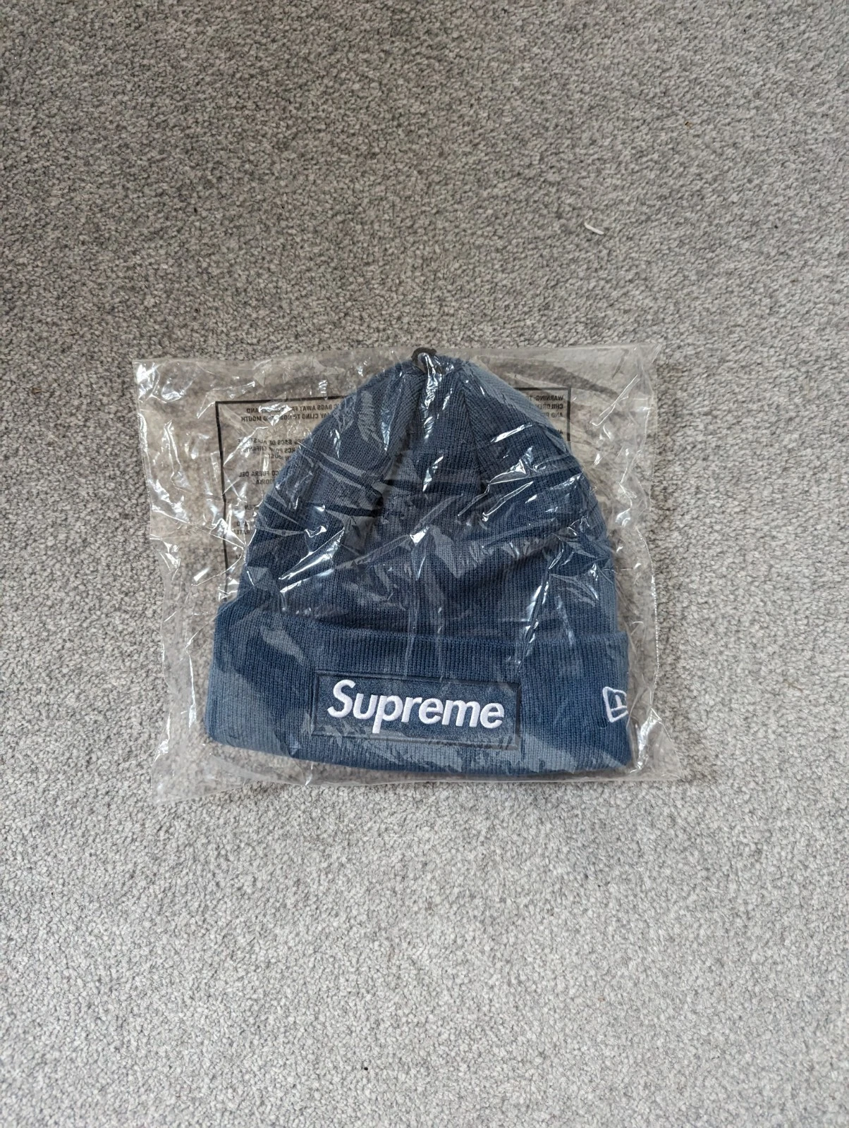 Bonnet Supreme Box Logo FW23   Neuf   Bleu   EN MAIN